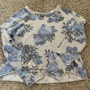 Crew neck with blue flowers and slits in the arms!